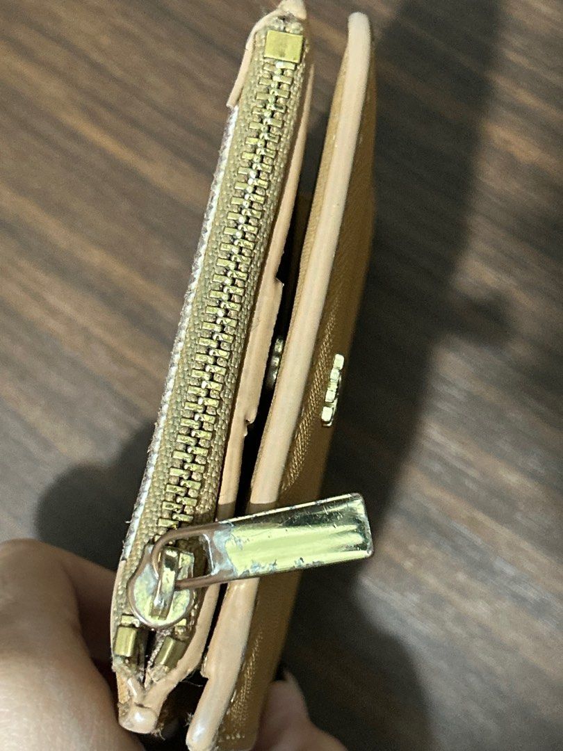Tory Burch Bifold Mini Emerson Wallet (Category: Luxury Bags & Wallets) located in Las Pinas. Submitted by ameothings (Listing ID 1441707476, Image 3). Description: PLEASE MANAGE YOUR EXPECTATIONS. LAST PRICE POSTED issues shown on photo this is guaranteed authentic (personal use) dm if interested!.