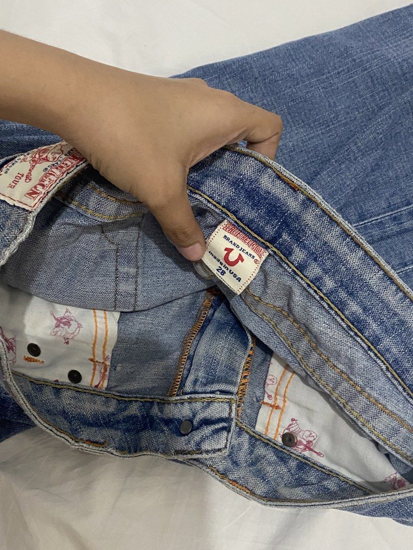 True Religion Jeans Women's Size 28 (Category: Jeans) located in Aliaga. Submitted by dudarling (Listing ID 1441698311, Image 3). Description: - Brand: True Religion - Size: 28 - Wash: Light Wash Denim - Style: Classic Bootcut - Features: Signature stitching - Condition: Great for everyday wear, minor marks on leg (please check photos) - Perfect for: Casual, daily outfits.