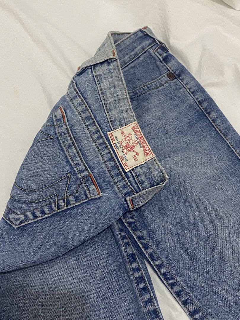 True Religion Jeans Women's Size 28 (Category: Jeans) located in Aliaga. Submitted by dudarling (Listing ID 1441698311, Image 2). Description: - Brand: True Religion - Size: 28 - Wash: Light Wash Denim - Style: Classic Bootcut - Features: Signature stitching - Condition: Great for everyday wear, minor marks on leg (please check photos) - Perfect for: Casual, daily outfits.