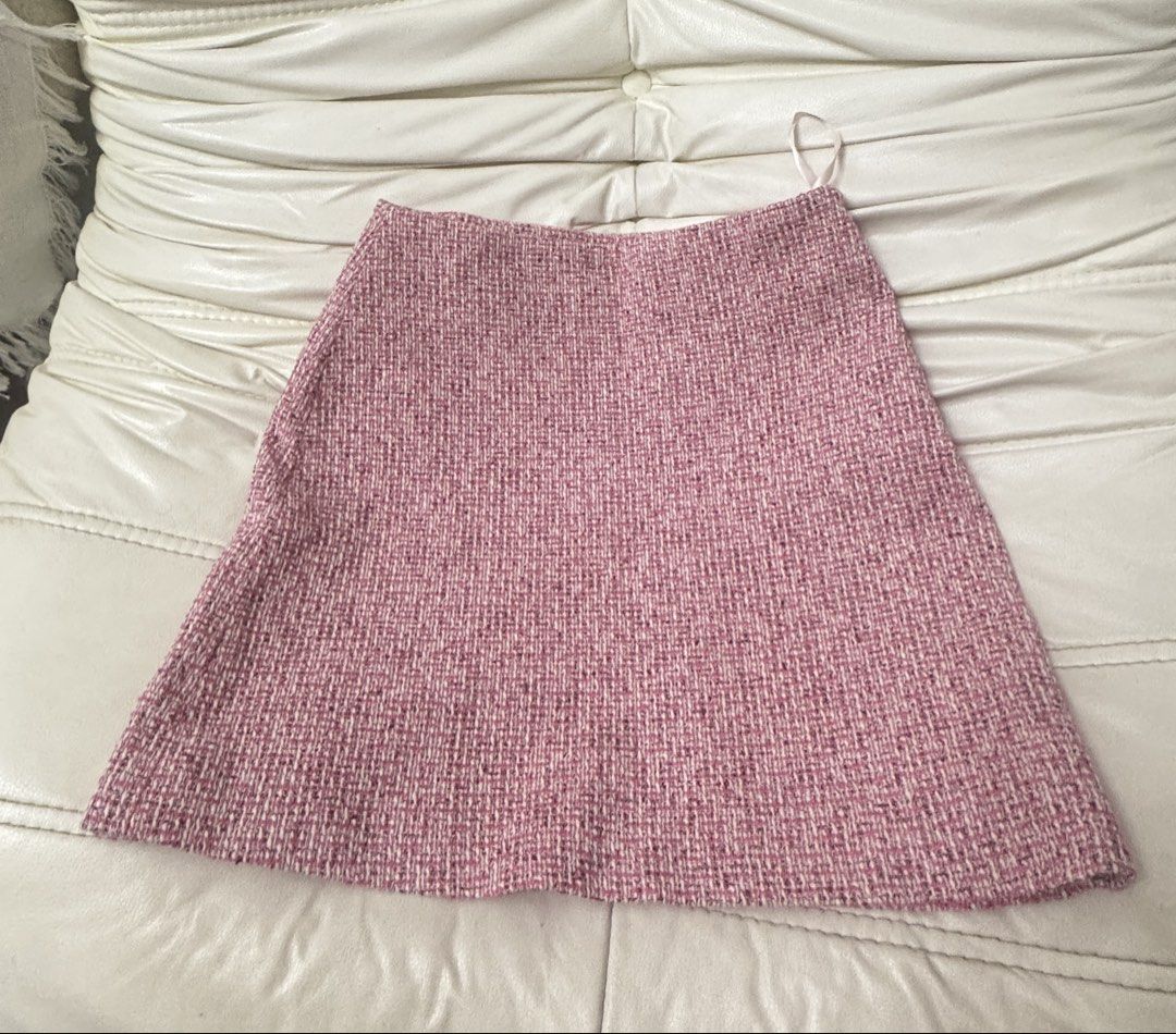 Tweed mini skirt pink M (Category: Skirts) located in Cavite. Submitted by may.tag (Listing ID 1441697696, Image 1). Description: .