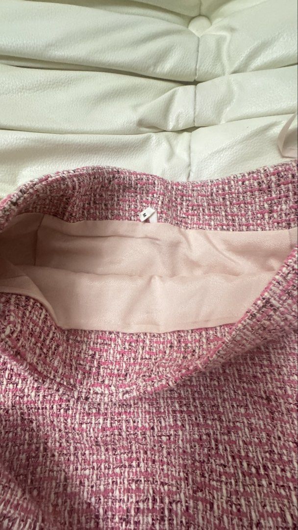Tweed mini skirt pink M (Category: Skirts) located in Cavite. Submitted by may.tag (Listing ID 1441697696, Image 2). Description: .