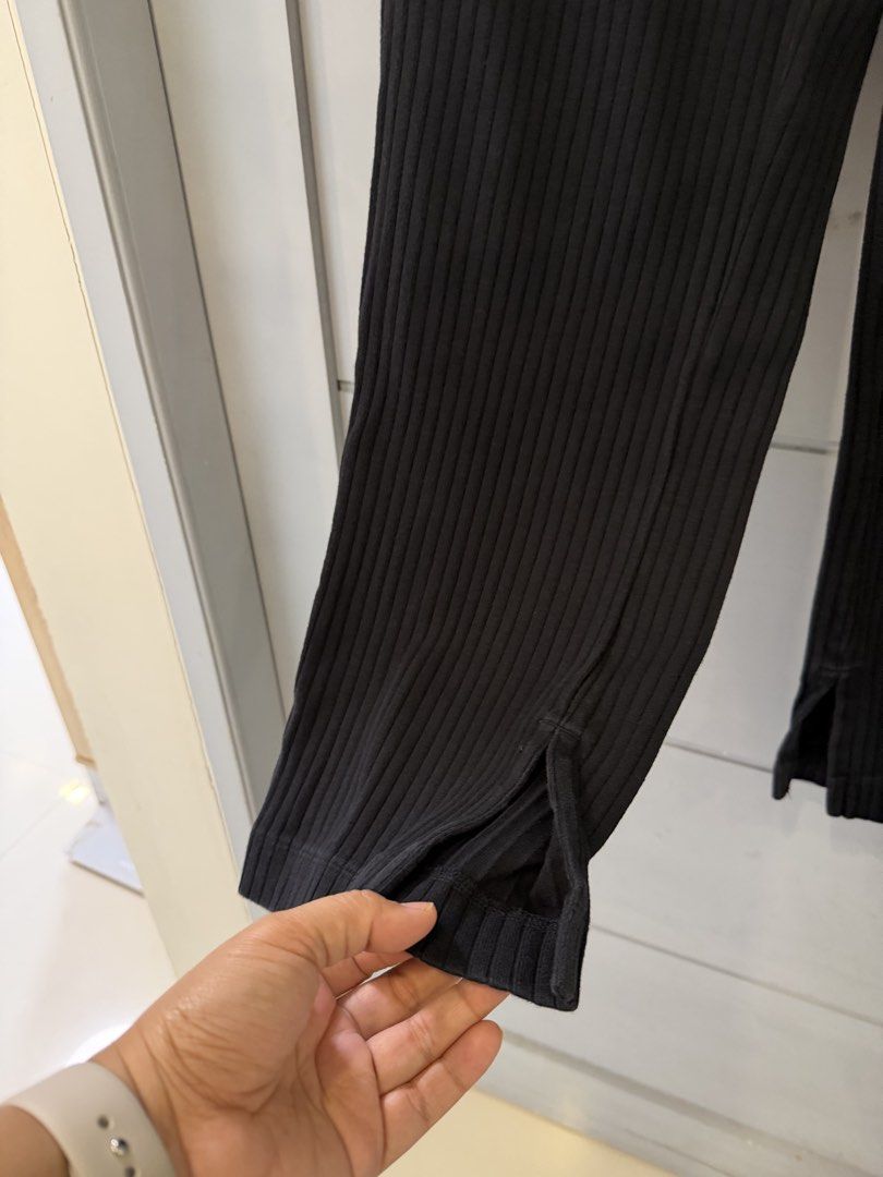 ❗️❗️SALE❗️❗️ UNIQLO BLACK 3D KNIT PANTS (M) (Category: Other Bottoms) located in Lipa City. Submitted by upcycle_alley (Listing ID 1441669601, Image 3). Description: .