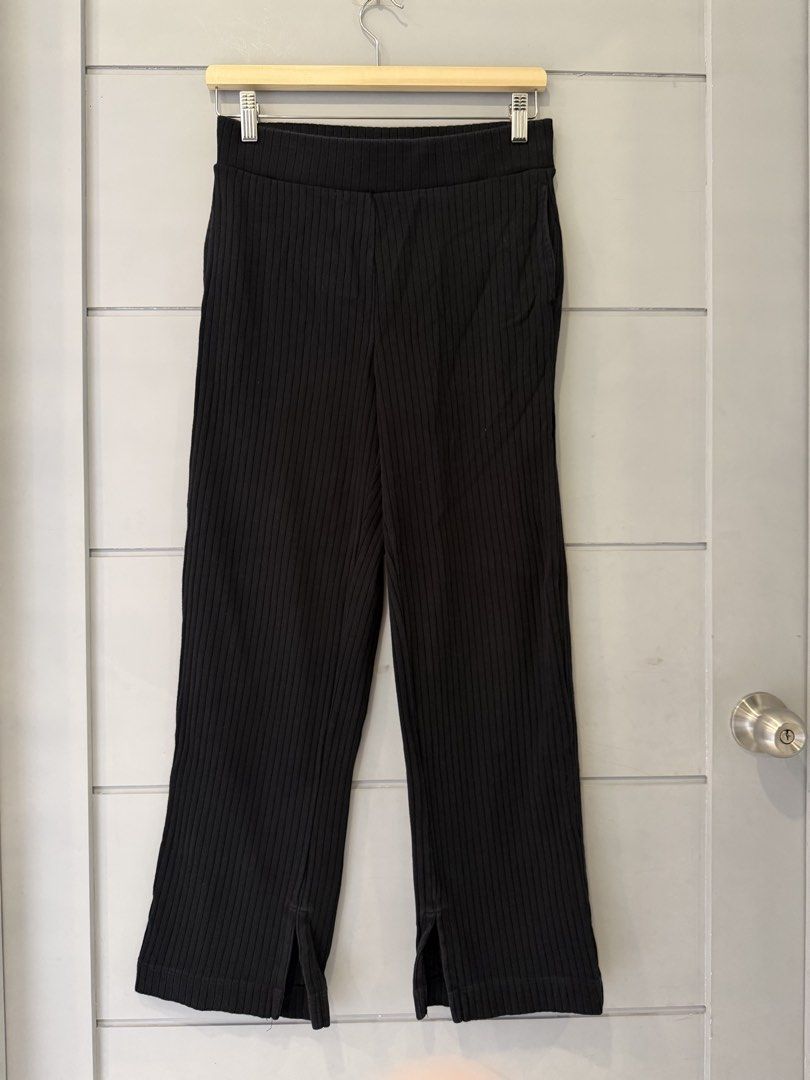 ❗️❗️SALE❗️❗️ UNIQLO BLACK 3D KNIT PANTS (M) (Category: Other Bottoms) located in Lipa City. Submitted by upcycle_alley (Listing ID 1441669601, Image 1). Description: .