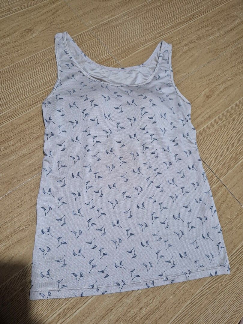 Uniqlo Heattech Sleeveless (Category: Sleeveless) located in Santa Cruz. Submitted by deenem (Listing ID 1441727824, Image 2). Description: Medium on Tag.