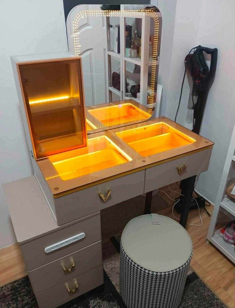 Vanity Dresser Table Sets w/ LED (Category: Mirrors) located in Manila. Submitted by dolorchris69891 (Listing ID 1441601839, Image 2). Description: Vanity Dresser Table Sets w/ LED.
