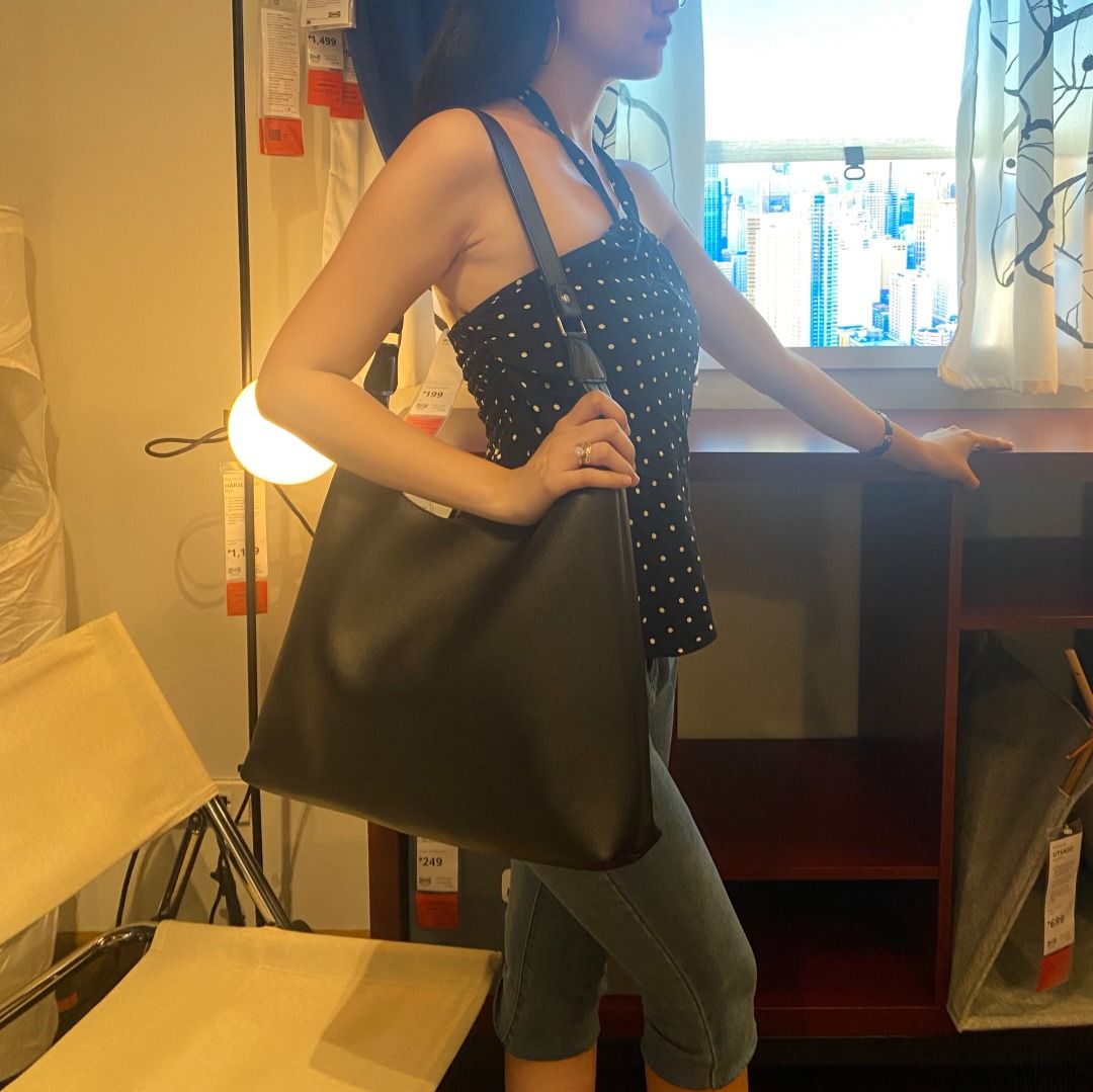Vegan Leather Boho Style Bag with Zipper (Category: Tote Bags) located in Bulacan. Submitted by kawenmawiee (Listing ID 1441603774, Image 2). Description: Product Details: Dimensions: 17"x14" Strap: Fixed, 10" Material: Vegan Leather Closure: Zipper Compartments: None .