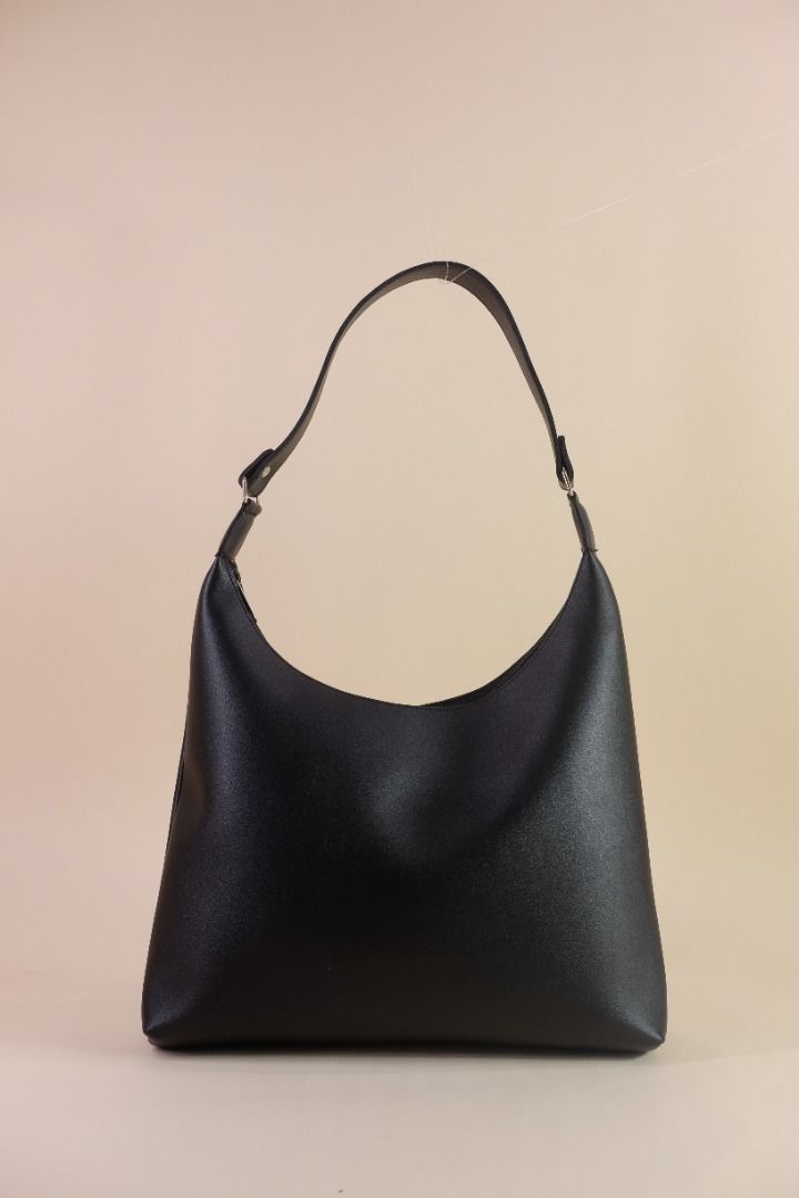 Vegan Leather Boho Style Bag with Zipper (Category: Tote Bags) located in Bulacan. Submitted by kawenmawiee (Listing ID 1441603774, Image 3). Description: Product Details: Dimensions: 17"x14" Strap: Fixed, 10" Material: Vegan Leather Closure: Zipper Compartments: None .