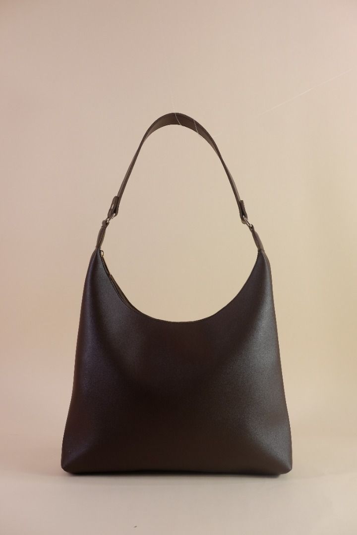 Vegan Leather Boho Style Bag with Zipper (Category: Tote Bags) located in Bulacan. Submitted by kawenmawiee (Listing ID 1441603774, Image 1). Description: Product Details: Dimensions: 17"x14" Strap: Fixed, 10" Material: Vegan Leather Closure: Zipper Compartments: None .