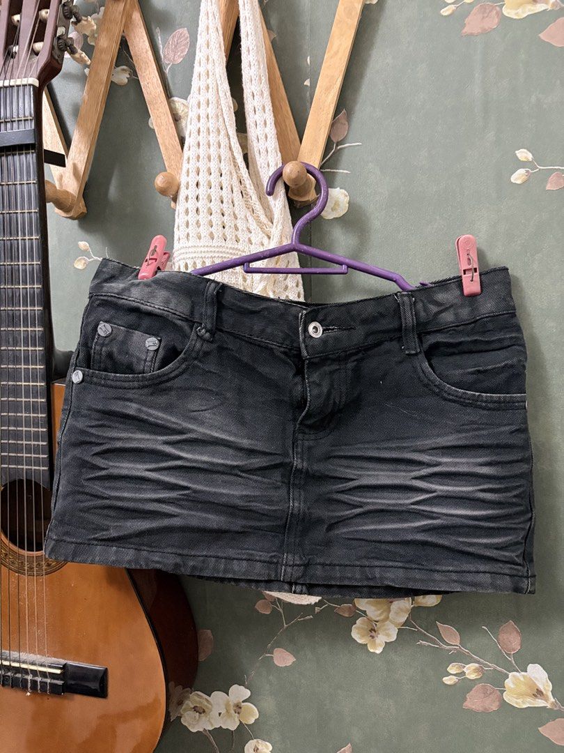 Vintage Black Micro Denim Skirt (Category: Skirts) located in Manila. Submitted by partynext.wear (Listing ID 1441749450, Image 1). Description: Vintage Black Micro Denim Skirt Like New Color rate 10/10 Size: 31 Length: 11" inches Textured Design.