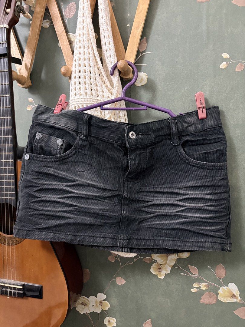 Vintage Black Micro Denim Skirt (Category: Skirts) located in Manila. Submitted by partynext.wear (Listing ID 1441749450, Image 3). Description: Vintage Black Micro Denim Skirt Like New Color rate 10/10 Size: 31 Length: 11" inches Textured Design.