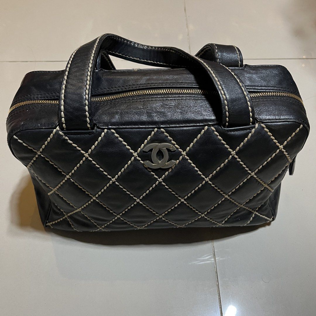 vintage chanel bag (Category: Luxury Bags & Wallets) located in Malay. Submitted by oplt_dept. (Listing ID 1441657543, Image 1). Description: -exellent condition -minimal flaws(see pics) -no chip inside -vintage -width:12 -length:8 -feel free to offer.
