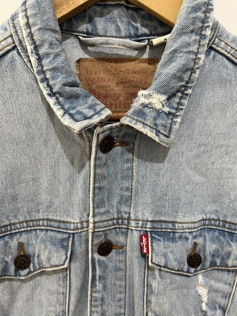 Vintagw Levis X Simpson (Category: Activewear) located in Bacoor. Submitted by basicthrift (Listing ID 1441586931, Image 2). Description: Rare levis denim jacket Excellent condi Medium size Pm for.