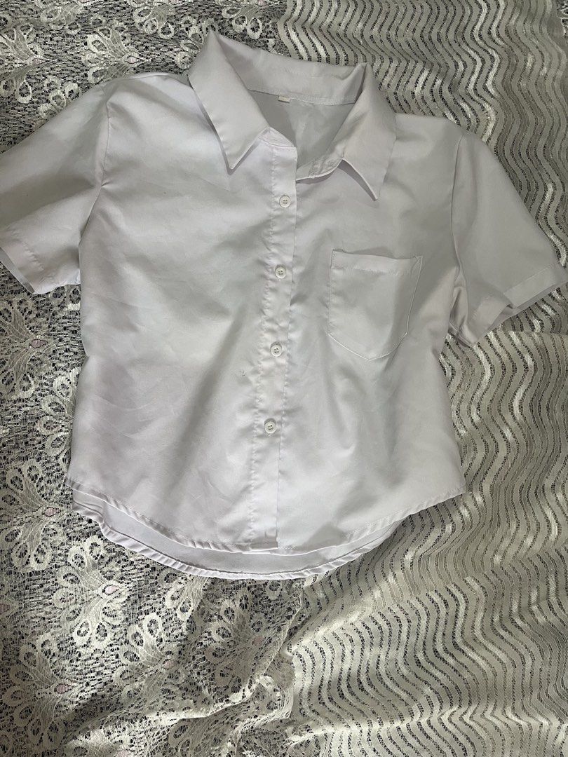 White cropped polo formal wear (Category: Blouses) located in Taguig. Submitted by prelovedby.sol (Listing ID 1441658098, Image 2). Description: ✨l on tag ✨cropped polo ✨used once ✨bought for 300+.