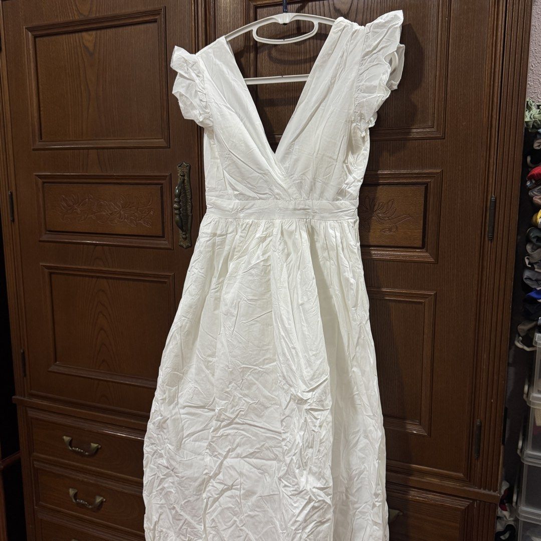 White Flutter Sleeve V-Neck Maxi Midi Dress (Category: Dresses) located in Quezon City. Submitted by kb0030 (Listing ID 1441717515, Image 3). Description: MOVING OUT SALE ALL AUTHENTIC UNLESS STATED OTHERWISE GCASH BDO LALAMOVE OR GRAB ONLY ITEMS COMING from QUEZON CITY- White midi dress - Flutter sleeves Super nice and thick!! With lining - Pinatahian ng pads - Full, flowy skirt - Ideal for summer events or casual wear.