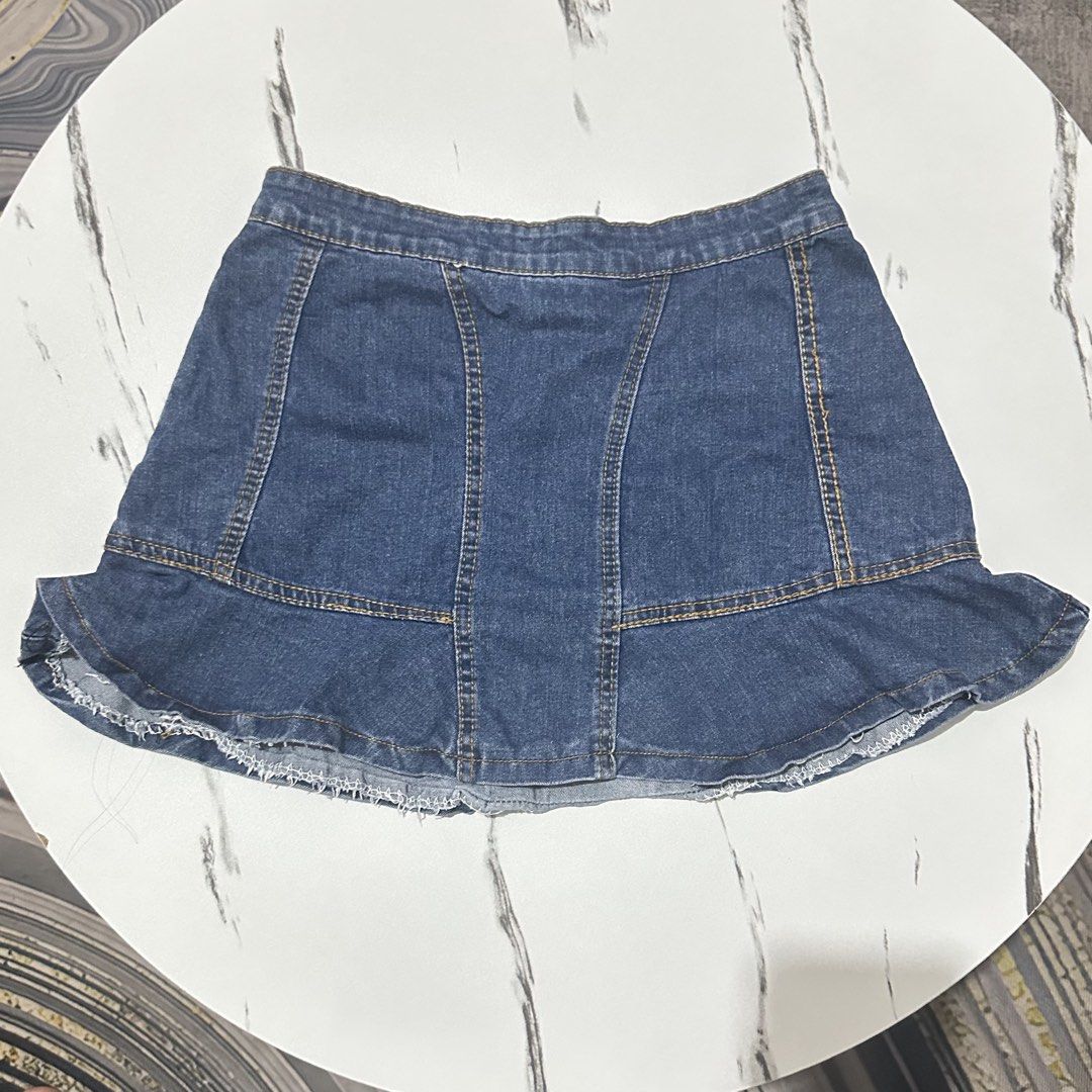 y2k mini skirt denim ruffled hem (Category: Skirts) located in Manila. Submitted by whimsigal.sells (Listing ID 1441772362, Image 1). Description: - faded tag but fits xs-s - unique pattern - really cute to style.