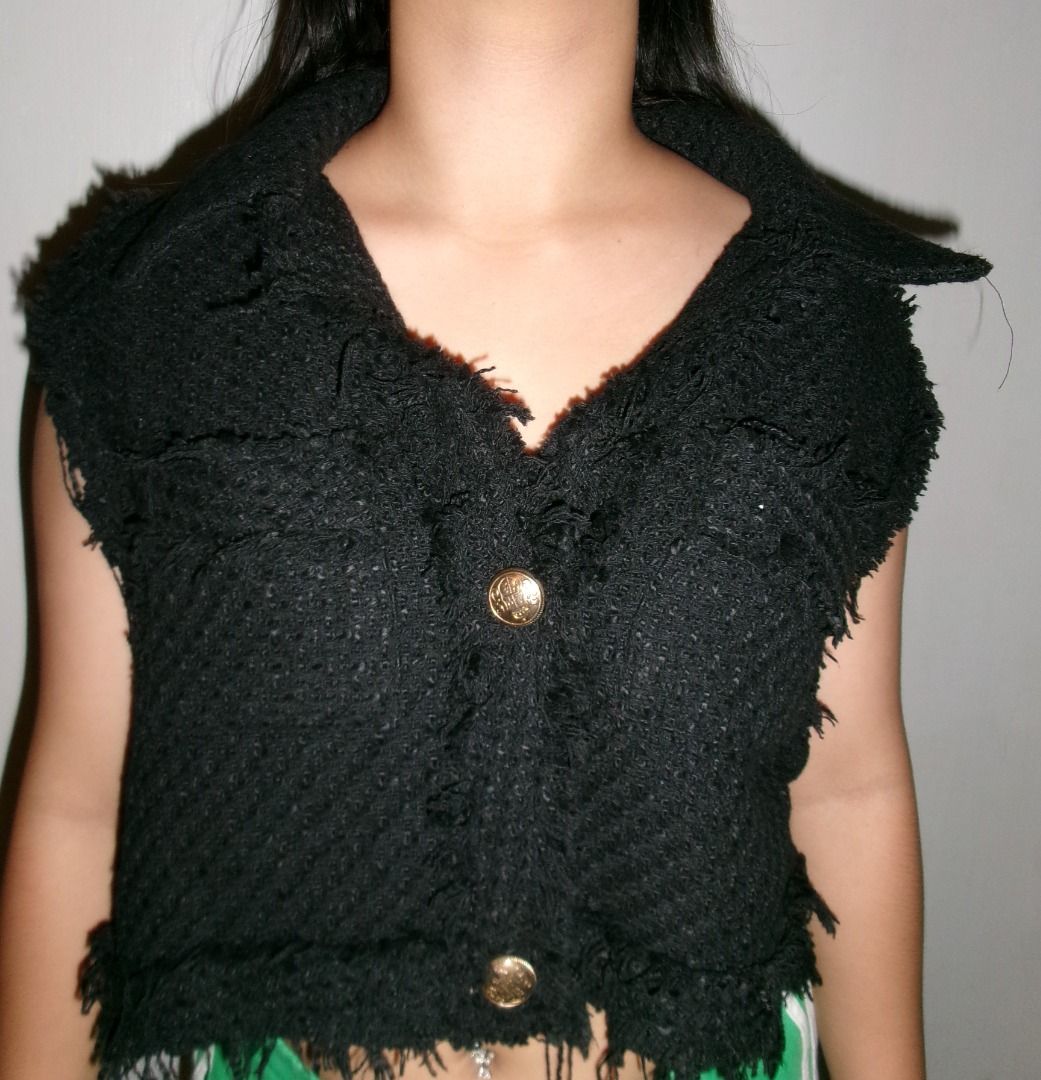 Zara black textured cropped top. (Category: Sleeveless) located in Pasig City. Submitted by closet_reframe (Listing ID 1441610617, Image 3). Description: Brand new, lost tags. In good condition with quality fabric. material holds its shape nicely Overall well-kept with no major flaws noted. S: L.