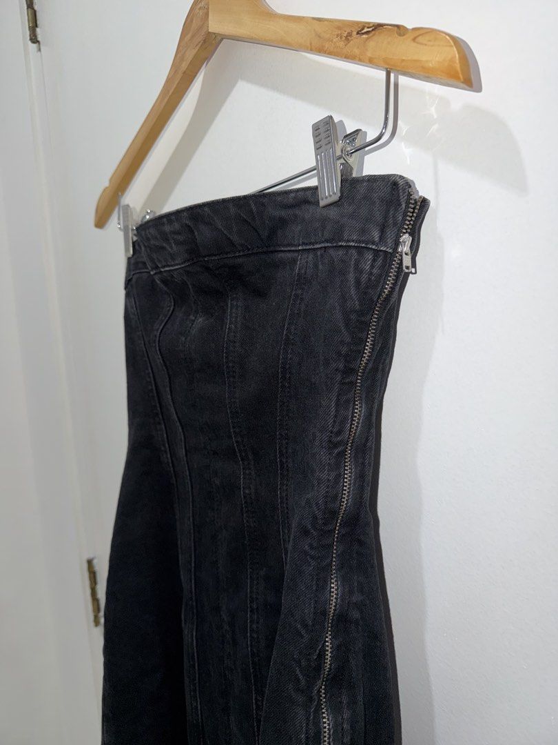 Zara Denim Dress (Category: Dresses) located in Cabanatuan. Submitted by coolgirlsclub (Listing ID 1441767838, Image 3). Description: small! so so pretty! 🖤 flattering when worn.