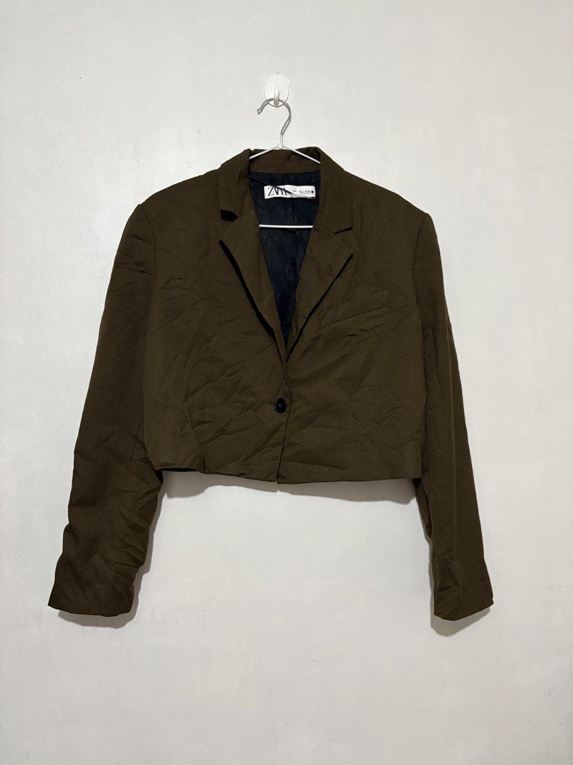 ZARA Khaki Cropped Blazer Jacket (Category: Coats, Jackets and Outerwear) located in Echague. Submitted by love.periii (Listing ID 1441682245, Image 2). Description: 𝐀𝐕𝐀𝐈𝐋𝐀𝐁𝐋𝐄 | Send your offer if interested. Please don’t ask obvious or clearly indicated questions—it will not be entertained. ❌ NO LOWBALLERS ❌ large on tag fits medium-large NO ISSUE payment: gcash shipping via j&t.