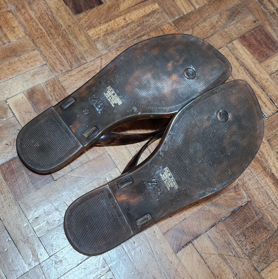 Zara Tortoiseshell Jelly Flip Flop Sandals (Category: Flats & Sandals) located in Quezon City. Submitted by ShopPDplusK (Listing ID 1441684021, Image 3). Description: - Zara jelly flip flops - Stylish tortoiseshell pattern all over - Gold accent on the strap - Easy slip-on design - Ideal for casual outings or beach days - Size: 39 EUR, CN 255/87.