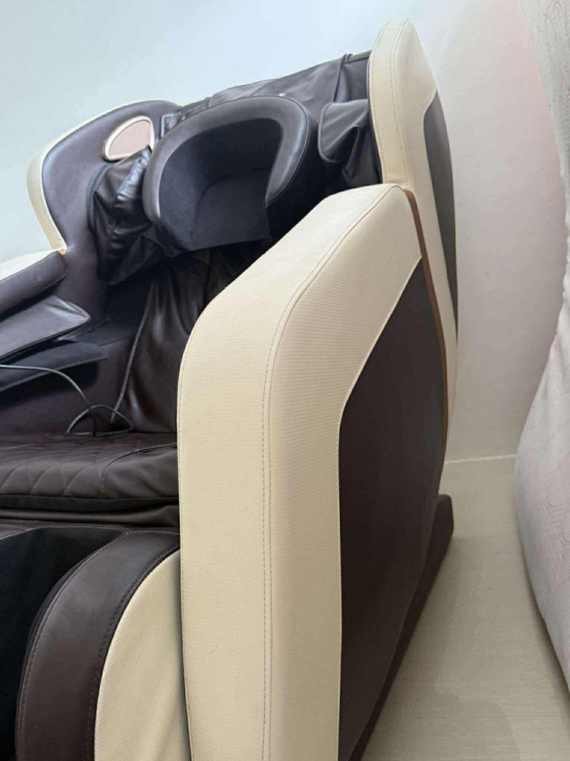 ZION MASSAGE CHAIR (Category: Massage Devices) located in Antipolo. Submitted by arianjuliaaaaaa (Listing ID 1441721574, Image 2). Description: - Timer: Adjustable up to a maximum of 30 minutes - 5 Automatic modes - 2D massage manipulator with fixed-point rollers and a zero-gravity recline system. - Heating Function - Additional Features: Built-in Bluetooth speakers, intelligent touch screen display, and sole rolling massage. - Manual leg extensi