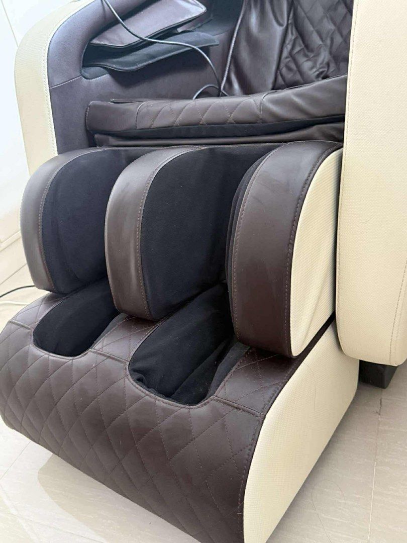 ZION MASSAGE CHAIR (Category: Massage Devices) located in Antipolo. Submitted by arianjuliaaaaaa (Listing ID 1441721574, Image 3). Description: - Timer: Adjustable up to a maximum of 30 minutes - 5 Automatic modes - 2D massage manipulator with fixed-point rollers and a zero-gravity recline system. - Heating Function - Additional Features: Built-in Bluetooth speakers, intelligent touch screen display, and sole rolling massage. - Manual leg extensi