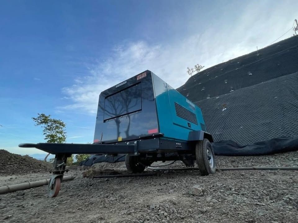 400cfm Airman Air Compressor (Category: Construction Tools & Equipment) located in Cavite. Submitted by ed_012 (Listing ID 1446745391, Image 2). Description: Model : PDS400S-6B5 Air delivery : 11.3 m3/min Work. Pressure : 7 Bar / 102 psi Engine : KUBOTA V3800DI-TI-E2B-COHE1 Type : Direct Injection, Turbo Charged, Intercool Rated Output PS : 75.2/2600[102.2/2600] Engine Oil Capacity : 13 Liters Fuel Tank : 178 Liters Dimensions : (L x W x H) 3665×