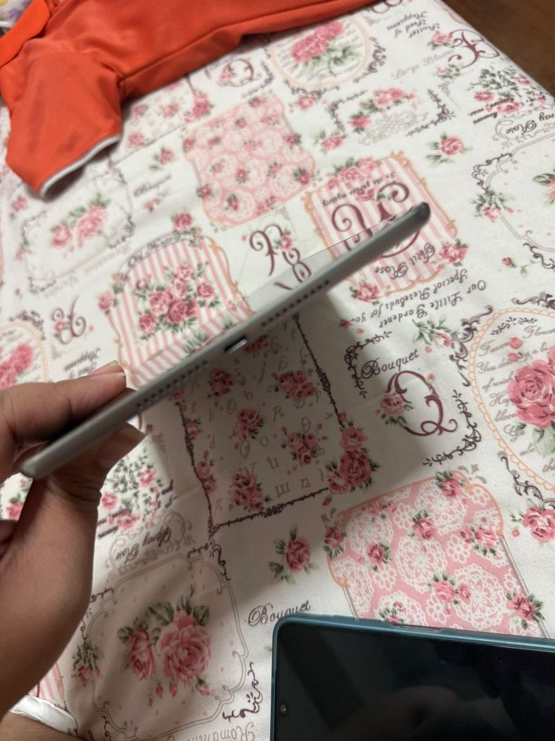 (Category: iPad) located in Singapore. Submitted by vastfalcon.13c5b9 (Listing ID 1446726239, Image 3). Description: - Apple iPad Mini 4 Wifi + Cellular (2015) - Color: Silver - Condition: Good working order - Screen: Clean - Casing: Minor scuffs from normal use - Ideal for: Browsing, games, reading - Includes: Charging cable.