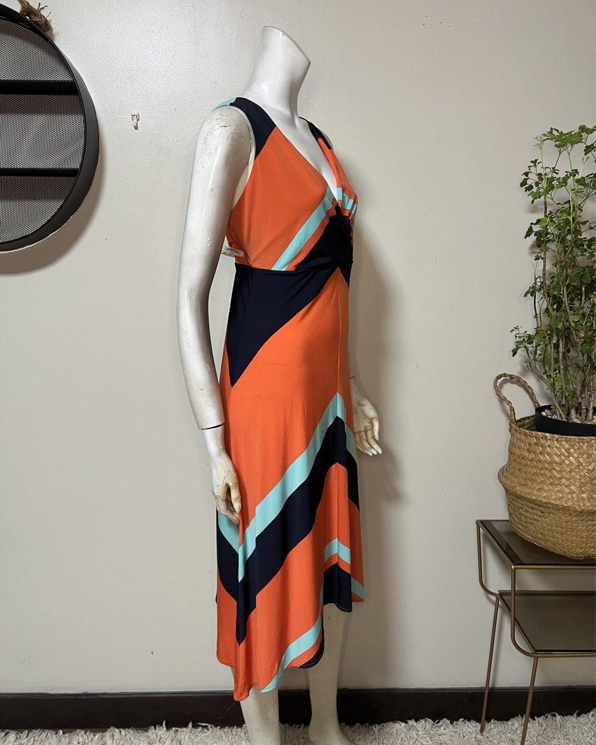 Alfani V- neck Midi Dress (Category: Dresses) located in Muntinlupa City. Submitted by bff_findsph (Listing ID 1446818483, Image 3). Description: Alfani V- neck Midi Dress ₱780 On the go . Dressed in comfort, moving in confidence . Size | Medium Measurements Bust | 34-36 Waist| 30-32 Hips | 46 (A-line) Length | 45 Fabric | Polyester - Stretchable Brand Origin | USA Comment “MINE” to purchase or DM us for inquiries. Visit and follow our page to ex