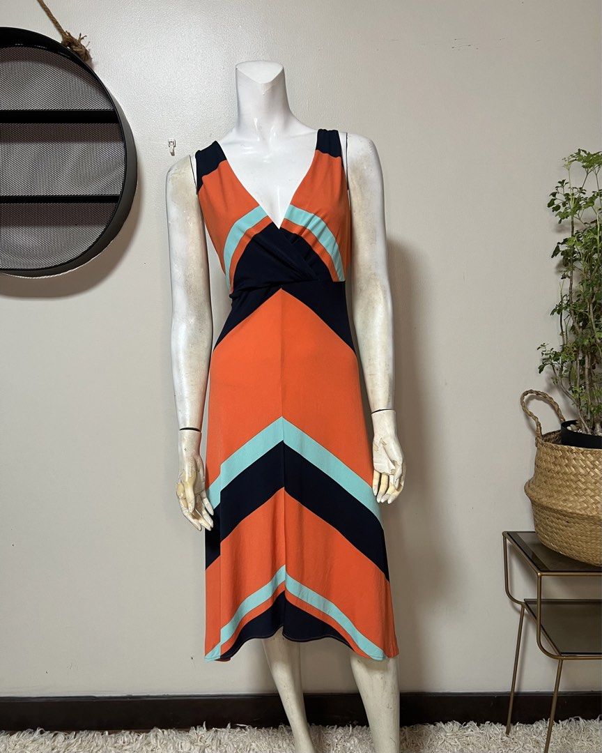 Alfani V- neck Midi Dress (Category: Dresses) located in Muntinlupa City. Submitted by bff_findsph (Listing ID 1446818483, Image 2). Description: Alfani V- neck Midi Dress ₱780 On the go . Dressed in comfort, moving in confidence . Size | Medium Measurements Bust | 34-36 Waist| 30-32 Hips | 46 (A-line) Length | 45 Fabric | Polyester - Stretchable Brand Origin | USA Comment “MINE” to purchase or DM us for inquiries. Visit and follow our page to ex