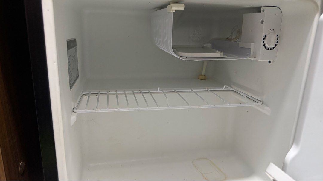 American Home Mini Fridge Black (Category: Refrigerators and Freezers) located in Manila. Submitted by viegdl (Listing ID 1446901819, Image 3). Description: -Minor scratches on the exterior, but works perfectly -Natanggal door nung freezer pero working lahat RFS: Moving out sa dorm .