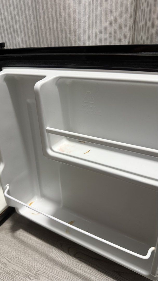 American Home Mini Fridge Black (Category: Refrigerators and Freezers) located in Manila. Submitted by viegdl (Listing ID 1446901819, Image 2). Description: -Minor scratches on the exterior, but works perfectly -Natanggal door nung freezer pero working lahat RFS: Moving out sa dorm .