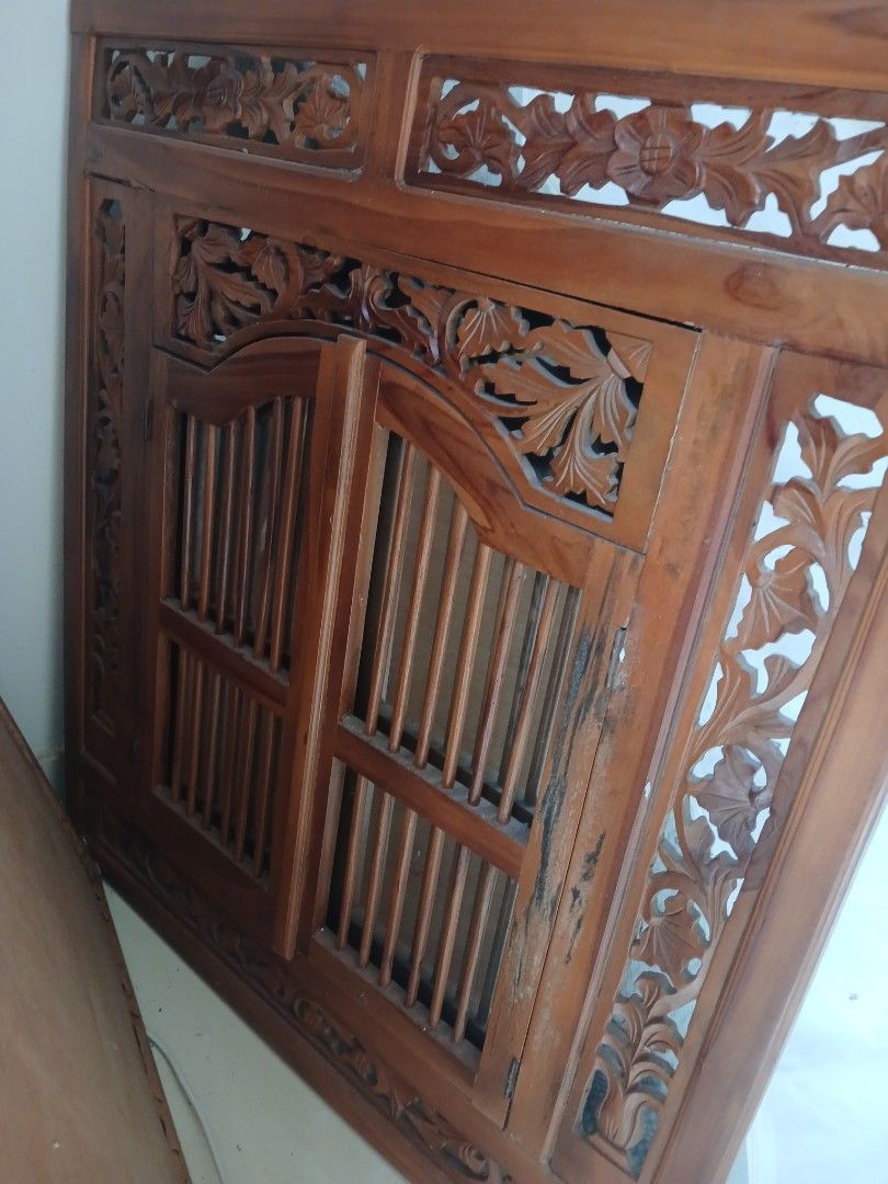 Antique Wooden Carving with Intricate Floral Design (Category: Vases & Decorative Bowls) located in Semenyih. Submitted by m.n.ziik (Listing ID 1446853983, Image 1). Description: cermin kayu jati pick up Taman Tasik Semenyih.