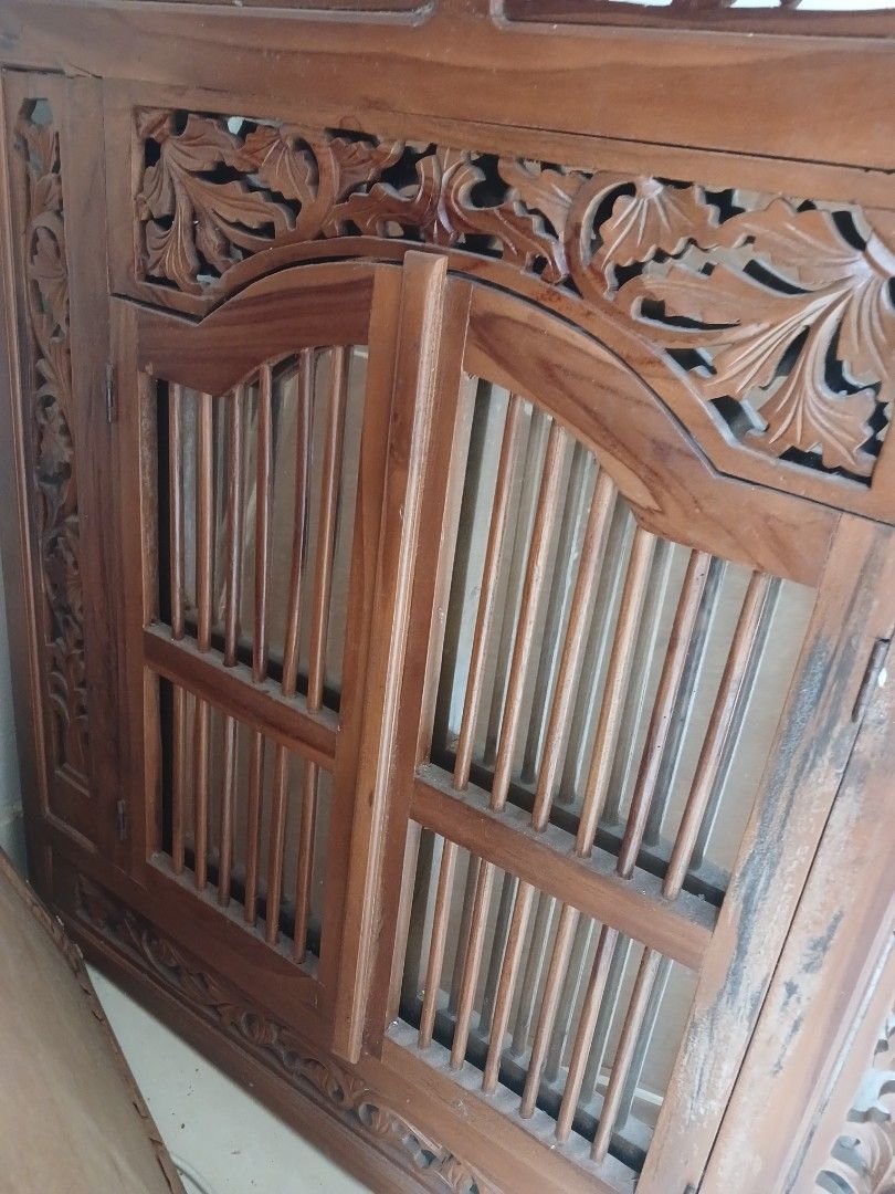 Antique Wooden Carving with Intricate Floral Design (Category: Vases & Decorative Bowls) located in Semenyih. Submitted by m.n.ziik (Listing ID 1446853983, Image 2). Description: cermin kayu jati pick up Taman Tasik Semenyih.