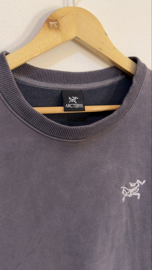 Arc’teryx Crewneck Sweatshirt Grey (Category: Coats, Jackets and Outerwear) located in Paranaque City. Submitted by preluxeshop_ph (Listing ID 1446905097, Image 2). Description: Arc’teryx Crewneck Sweatshirt Grey - Features iconic bird logo on chest - Made in Indonesia - Soft fleece lining for comfort - Ideal for casual wear or layering - Please check photos for detailed condition 🔥CHECK OUT MY PROFILE FOR 100+ OTHER HIGH-END CURATED STREETWEAR,