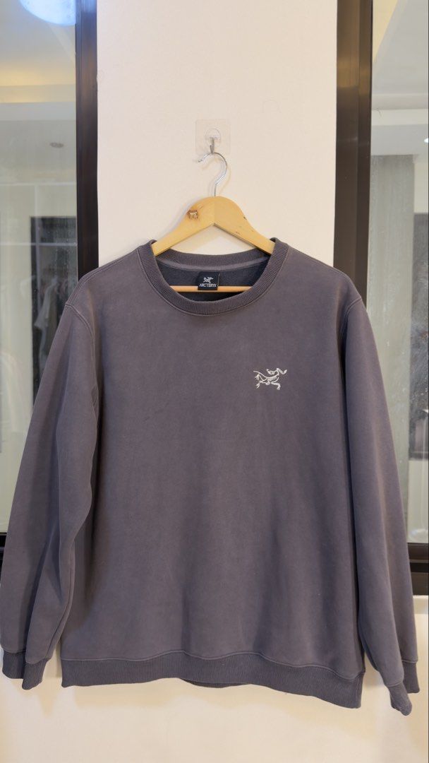 Arc’teryx Crewneck Sweatshirt Grey (Category: Coats, Jackets and Outerwear) located in Paranaque City. Submitted by preluxeshop_ph (Listing ID 1446905097, Image 1). Description: Arc’teryx Crewneck Sweatshirt Grey - Features iconic bird logo on chest - Made in Indonesia - Soft fleece lining for comfort - Ideal for casual wear or layering - Please check photos for detailed condition 🔥CHECK OUT MY PROFILE FOR 100+ OTHER HIGH-END CURATED STREETWEAR,