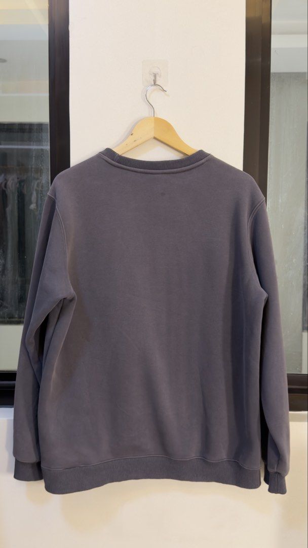 Arc’teryx Crewneck Sweatshirt Grey (Category: Coats, Jackets and Outerwear) located in Paranaque City. Submitted by preluxeshop_ph (Listing ID 1446905097, Image 3). Description: Arc’teryx Crewneck Sweatshirt Grey - Features iconic bird logo on chest - Made in Indonesia - Soft fleece lining for comfort - Ideal for casual wear or layering - Please check photos for detailed condition 🔥CHECK OUT MY PROFILE FOR 100+ OTHER HIGH-END CURATED STREETWEAR,