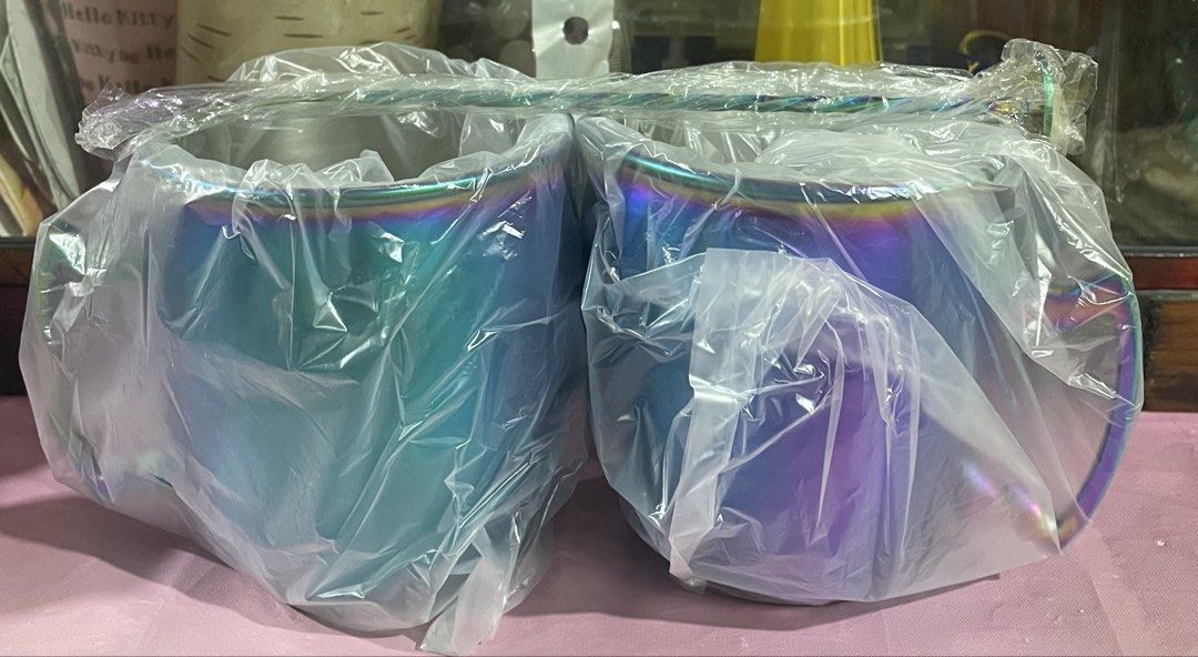 Authentic Iridescent Moscow Mule Set (Category: Other Kitchenware & Tableware) located in Manila. Submitted by prelovedpicksph (Listing ID 1446799619, Image 2). Description: — in good condition, no flaws — 520 mL — sealed with plastic (see 2nd pic for reference) — orig price: ₱4,200.