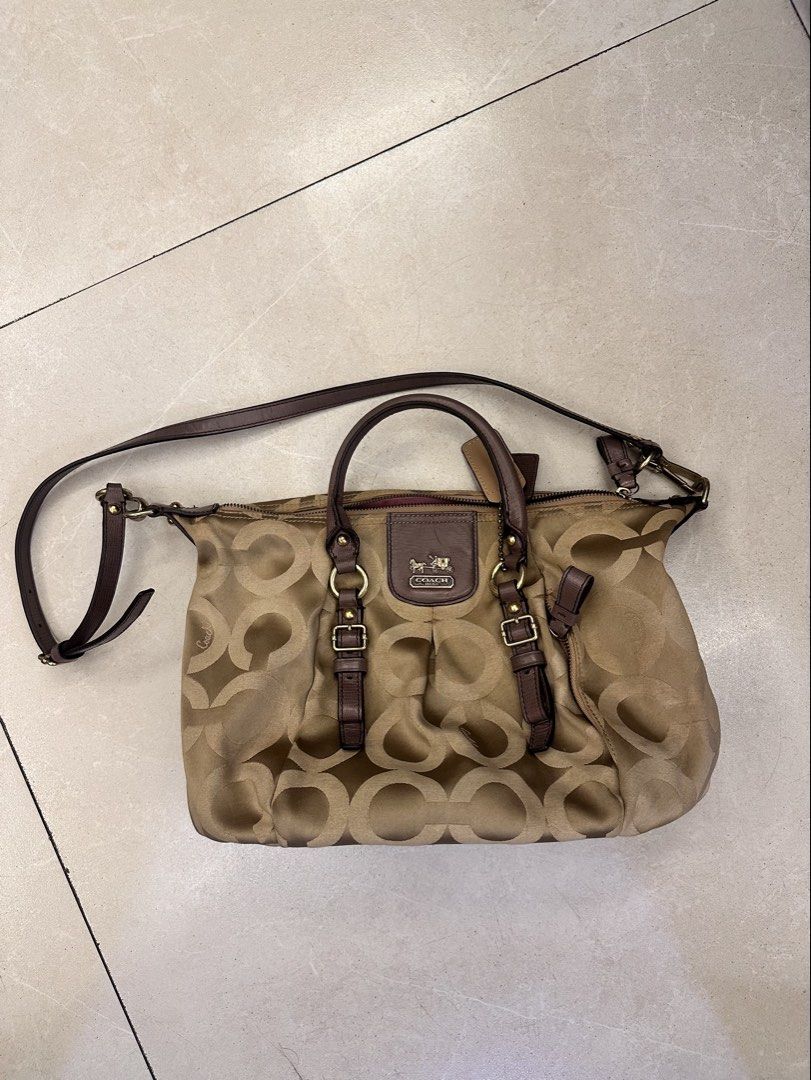 Authentic Vintage Coach Shoulder Bag Tote bag (Category: Shoulder Bags) located in Manila. Submitted by user778899 (Listing ID 1446815630, Image 1). Description: .