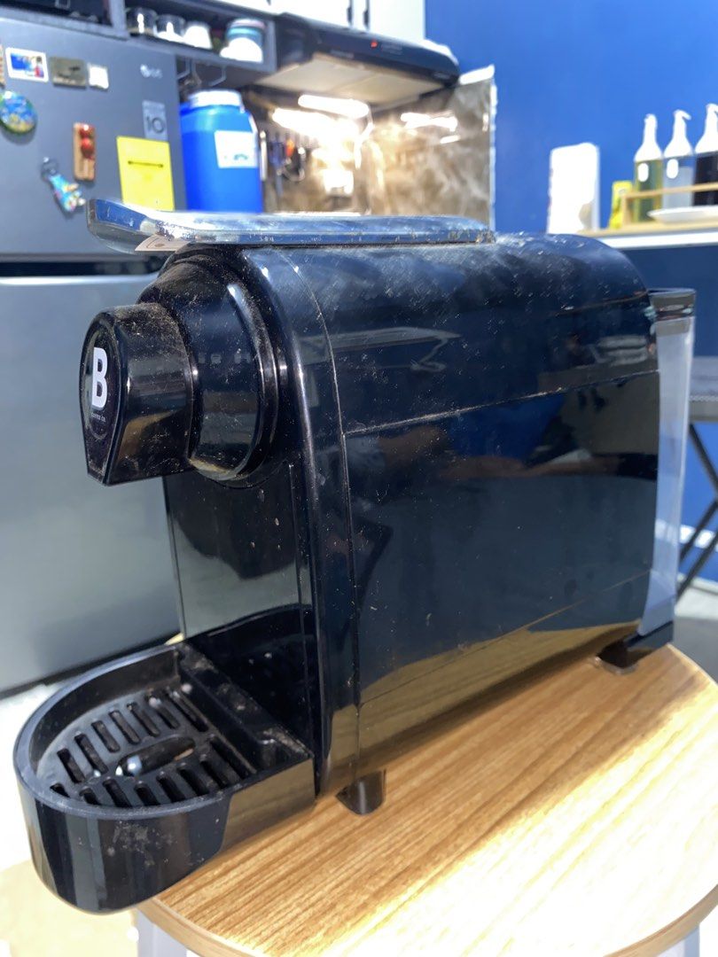 B Coffee Co. The Freshman Capsule Espresso Machine (Category: Coffee Machines & Makers) located in Caloocan City. Submitted by m1kk00 (Listing ID 1446797494, Image 2). Description: - B Coffee Co. 'The Freshman' espresso machine - Color: Black - Create your own home coffee shop experience - Easy caffeine fix - Original box included.