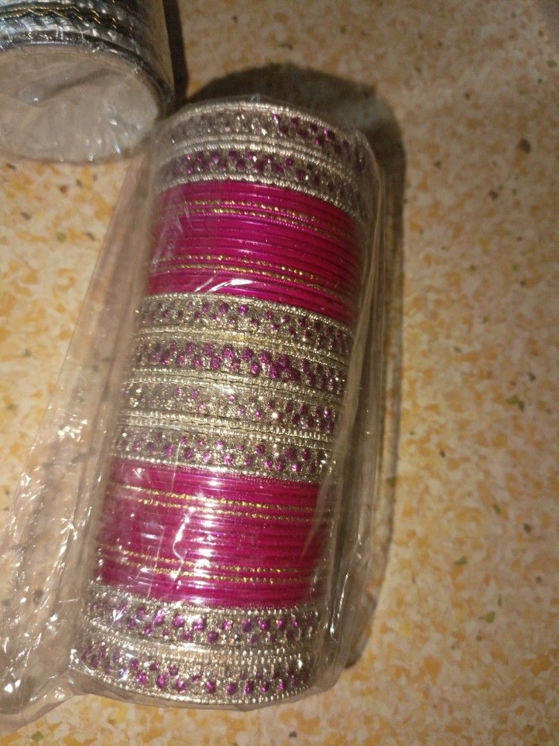 Bangles （分類：飾物及配件）位於 Hong Kong。 由 jeck3421 提交（商品編號 1446813345，圖片 3）。簡介： - Assorted bangles available in various colors including pink, blue, purple, and orange. - Decorated with detailed, sparkling designs. - Suitable for women. - Adds a touch of elegance and color to any attire.。