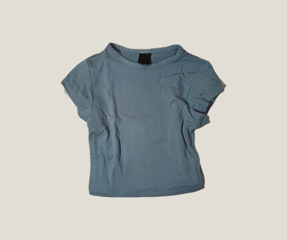 Basic Crop Top (Category: Tshirts & Polo Shirts ) located in Valenzuela. Submitted by cybct (Listing ID 1446904007, Image 1). Description: - Mera Lila Croptop - Take both for ₱100 - Short sleeves - Crew neckline.
