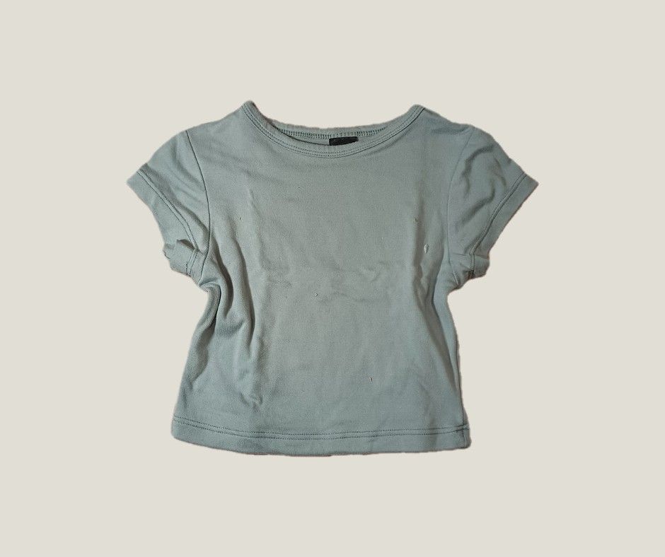 Basic Crop Top (Category: Tshirts & Polo Shirts ) located in Valenzuela. Submitted by cybct (Listing ID 1446904007, Image 2). Description: - Mera Lila Croptop - Take both for ₱100 - Short sleeves - Crew neckline.