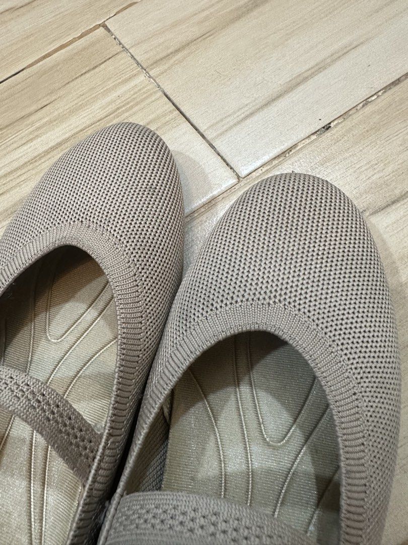 Beige Knit Ballet Flats Shoes (Category: Flats & Sandals) located in Manila. Submitted by declutterrrawr (Listing ID 1446856956, Image 2). Description: - Medyo may stain lang but pwede namang matanggal.
