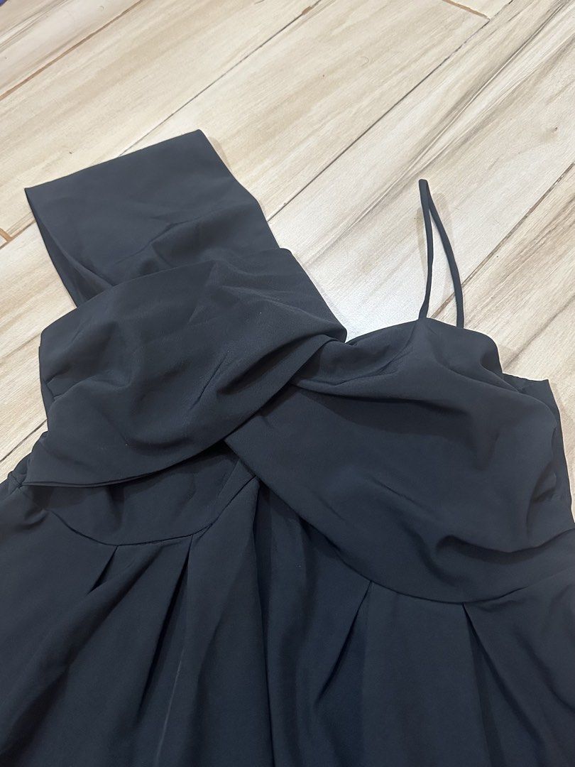 Black Asymmetrical Bow Peplum Top (Small-Medium) (Category: Blouses) located in Manila. Submitted by declutterrrawr (Listing ID 1446855996, Image 2). Description: - Used only once - May hole sa gitna as a design so medyo kita ang chest part.