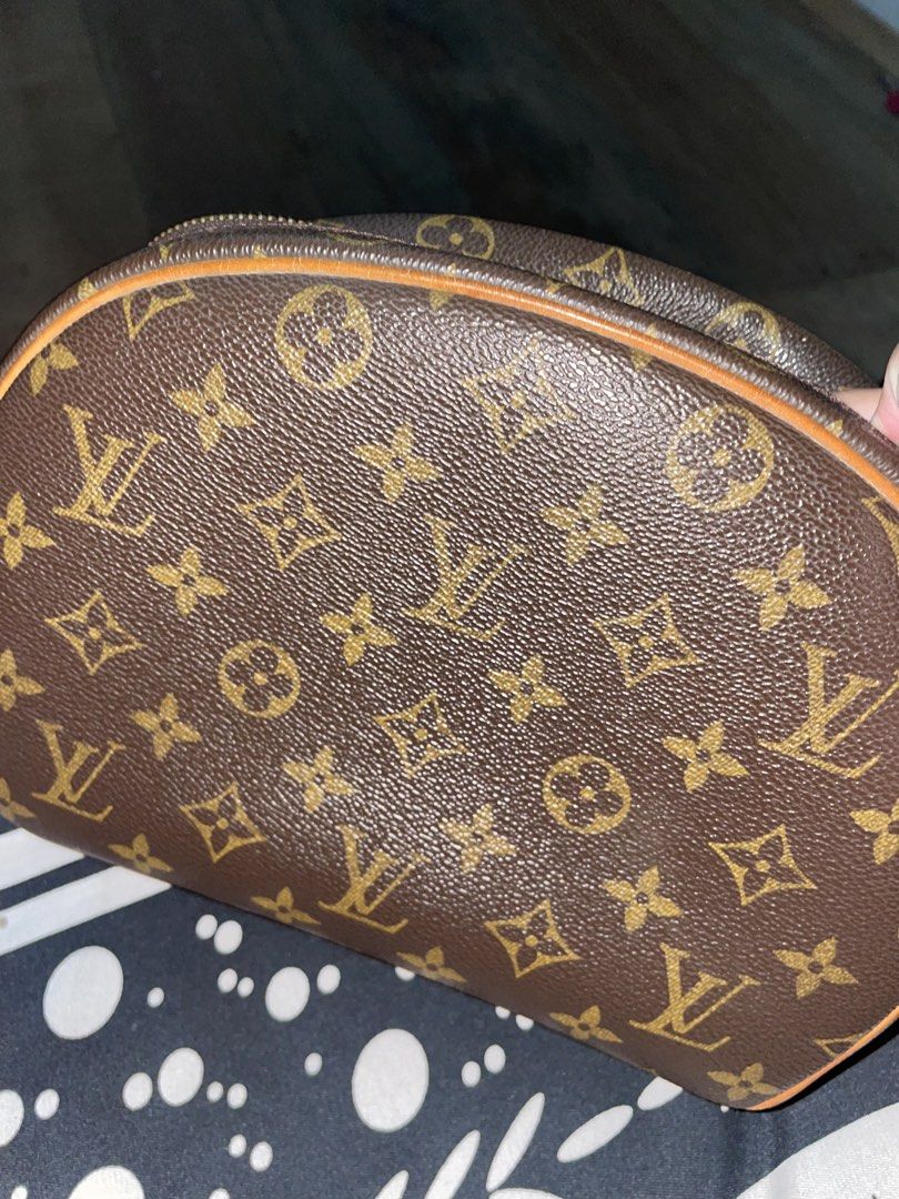 Blois Louis Vuitton Monogram (Category: Luxury Bags & Wallets) located in Manila. Submitted by prelov3dit3ms (Listing ID 1446852888, Image 1). Description: - used twice only - no box - guaranteed AUTHENTIC - for surebbuyer may discount pa & free delivery if ever :) - rfs : need to declutter bags 😁.