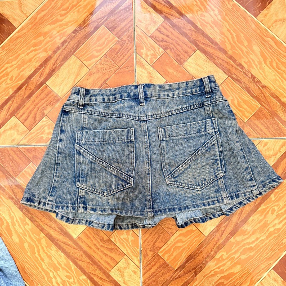 Blue Acid Pleated Skirt (Category: Skirts) located in Batangas. Submitted by 4thside (Listing ID 1446754113, Image 2). Description: - Cute blue acid wash denim mini skirt - Features all-around pleats - Convenient back pockets - Ideal for casual wear - Versatile for pairing with various tops - Looks great with sneakers or boots Waist 32 Length 12.