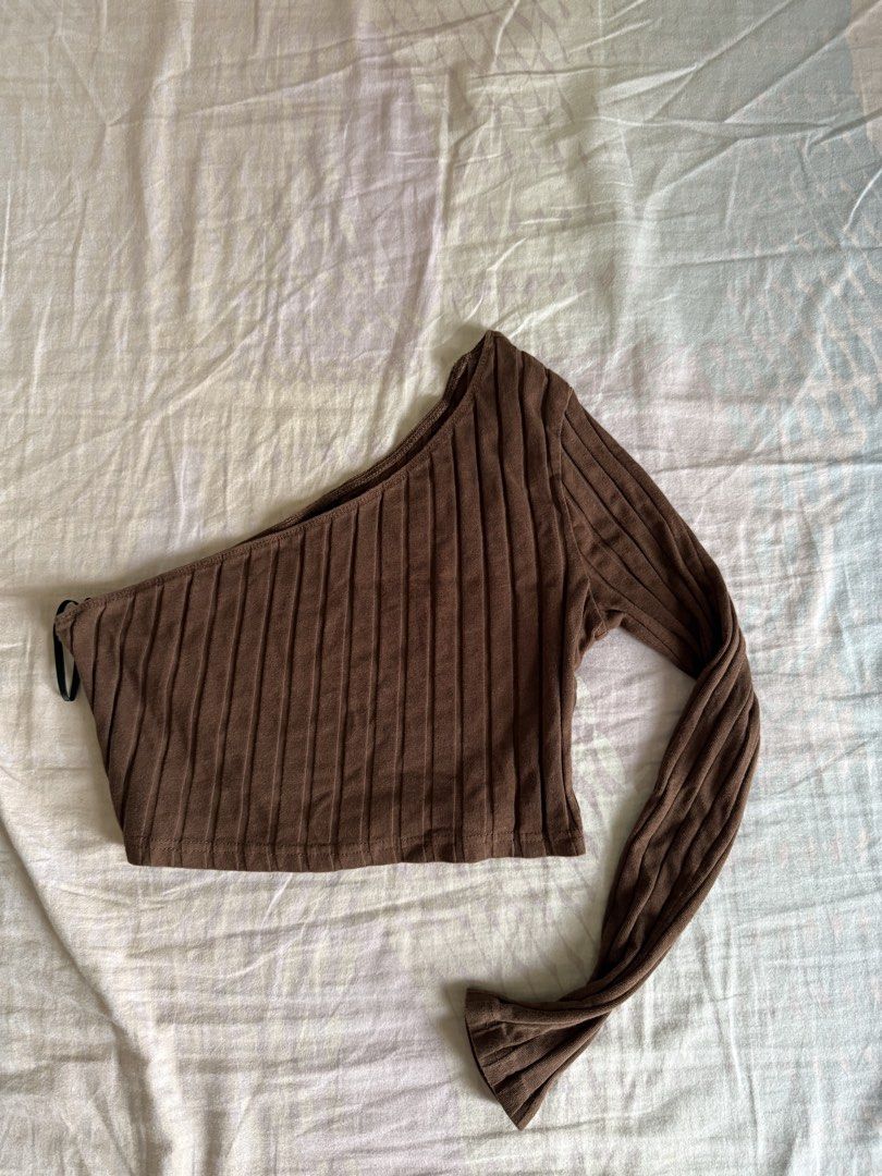 Brown One Shoulder Ribbed Long Sleeve Crop Top (Category: Longsleeves) located in Mandaluyong City. Submitted by komatiite (Listing ID 1446806494, Image 2). Description: - Trendy brown ribbed crop top - Unique one-shoulder design - Features a long sleeve - Made with stretchy material for comfort - Effortlessly pairs with high-waisted jeans or skirts - A super versatile addition to any wardrobe.