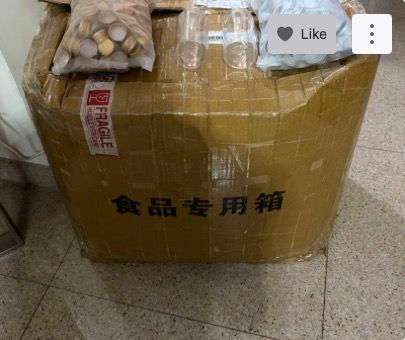 Clear Plastic Bottles with Gold and Silver Caps496762631435724802