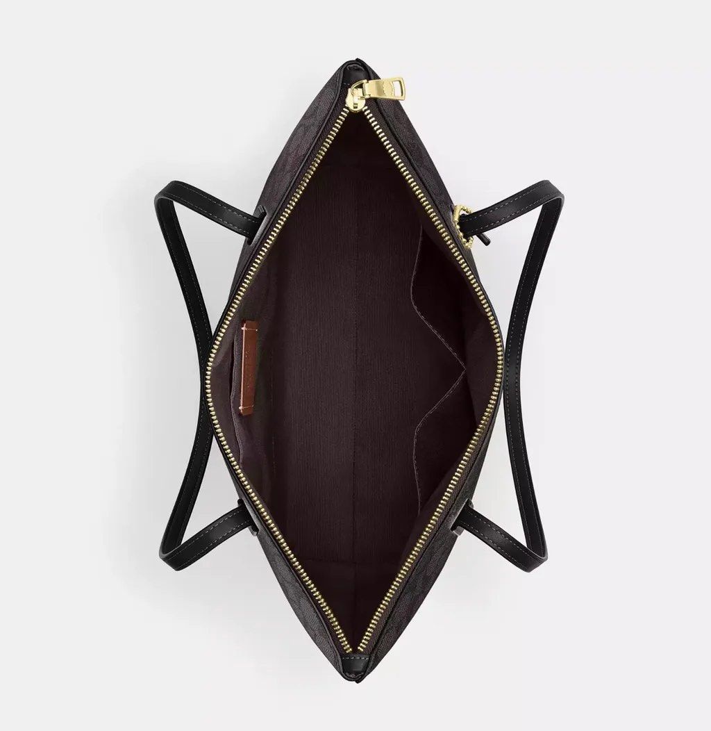 Coach Zip Top Tote Bag (Category: Tote Bags) located in Johor Bahru. Submitted by cherryyyy224 (Listing ID 1446847230, Image 2). Description: .