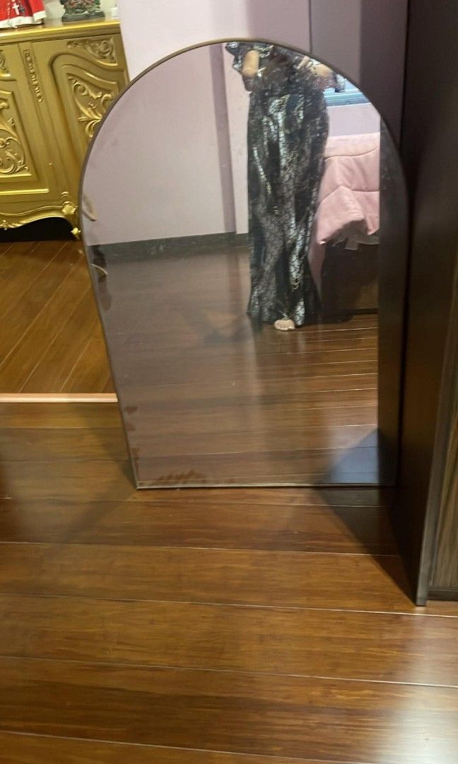 Curved mirror (Category: Mirrors) located in Las Pinas. Submitted by kachingclothes (Listing ID 1446792524, Image 1). Description: .